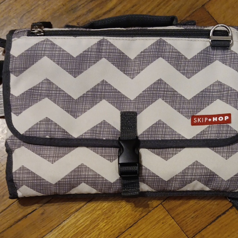 Skip Hop Zigzag Diaper Bag With Changing Pad - Gray and White NWOT